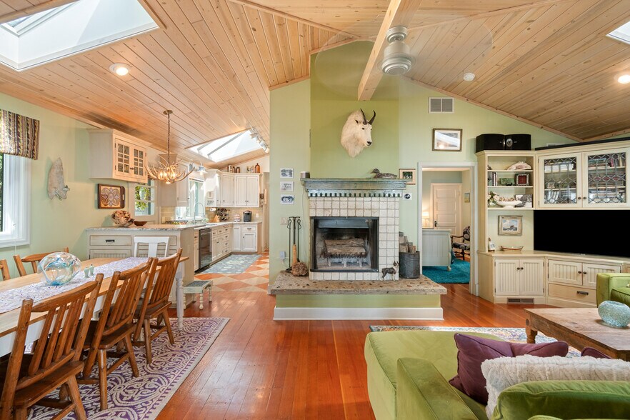 Living Room - 123 S Ferry Dr