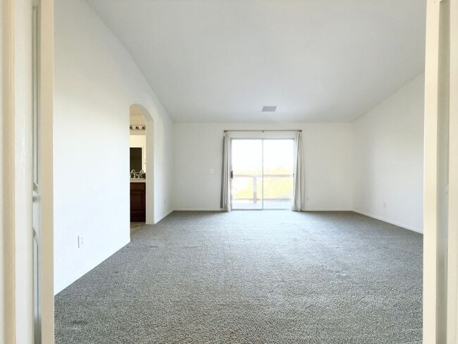 Building Photo - Spacious Home with Expansive Loft!