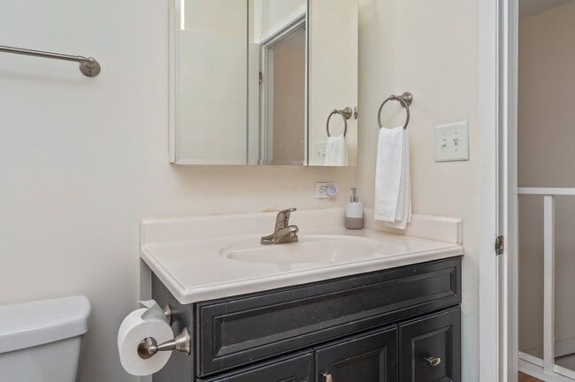 Building Photo - Stunning 2 Bedroom Townhouse in Fort Walto...