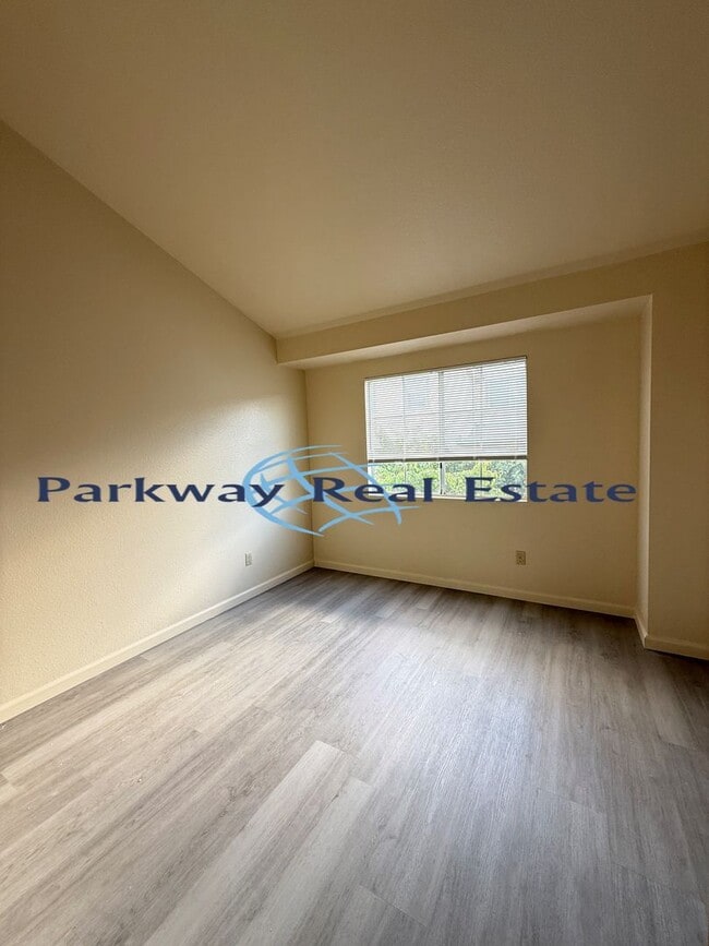 Building Photo - 2 Bedroom Townhome