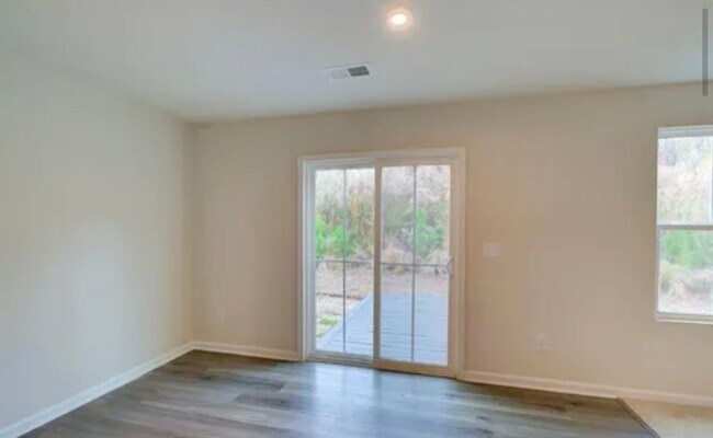 Building Photo - Spacious 4/2.5 Move In Ready Now