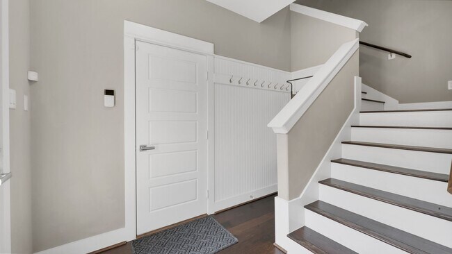 Building Photo - 607 Bayou St