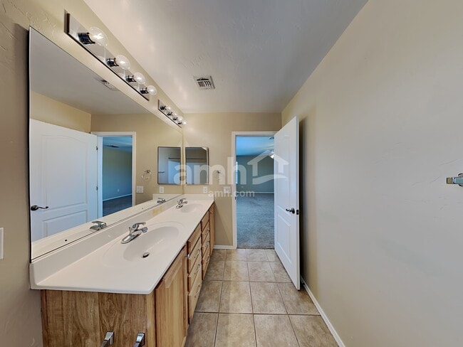 Building Photo - 1115 W Calle Puesta del Sol