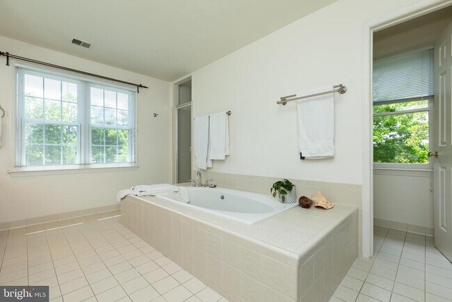 Building Photo - 8809 Saunders Ln