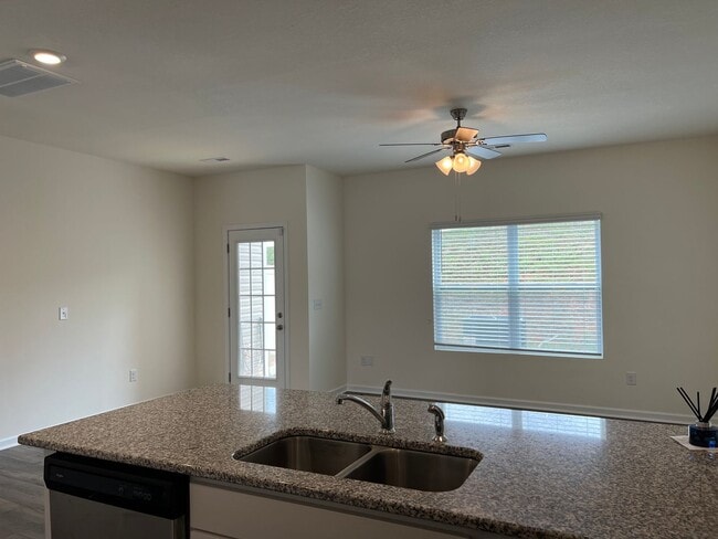 Building Photo - Beautiful Condo located in North Johnson City