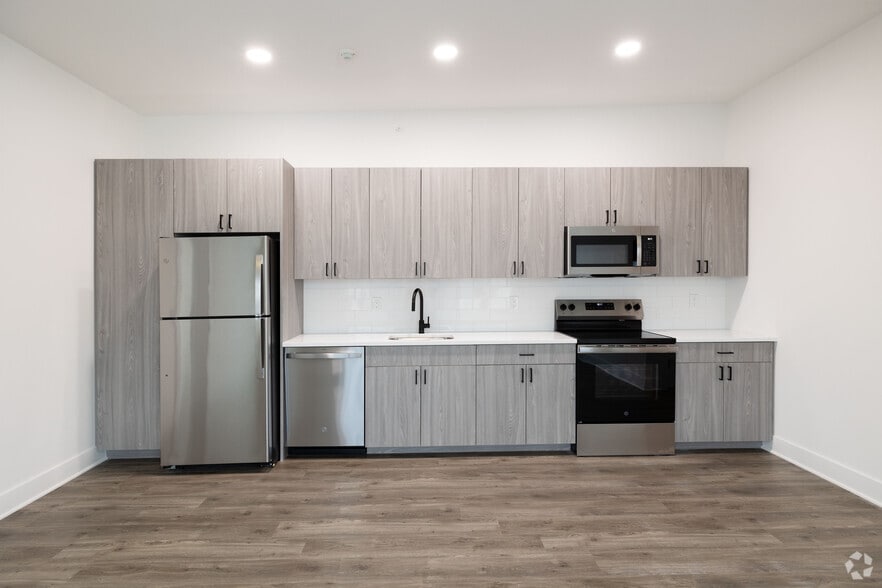 1BR, 1BA - 775SF - Kitchen - 33 Center Street Apartments
