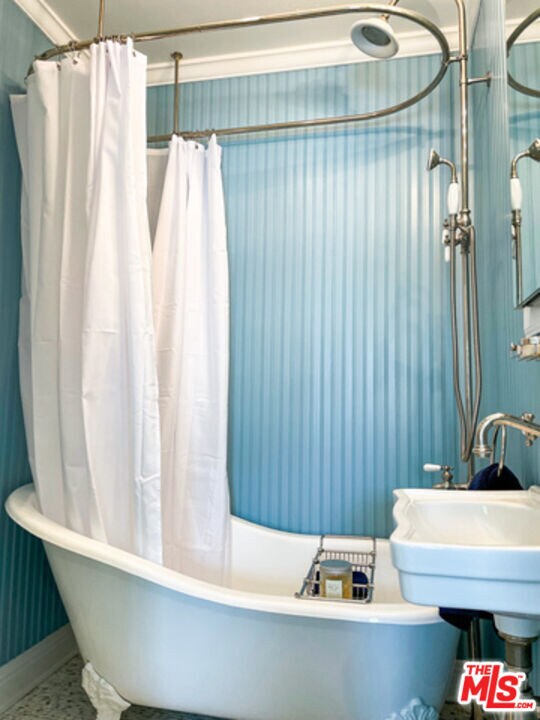 Building Photo - 934 S Dunsmuir Ave