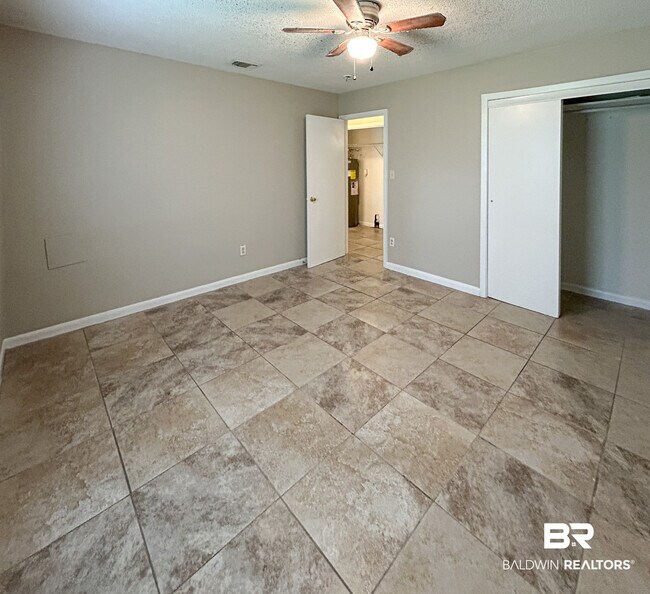 Building Photo - 6410 Schoel Ln