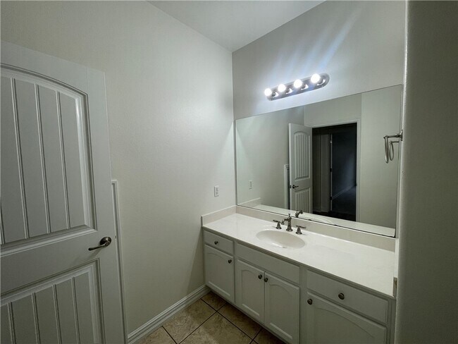 Building Photo - 2814 Vly W Ct