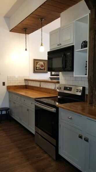 Building Photo - 257 Main St