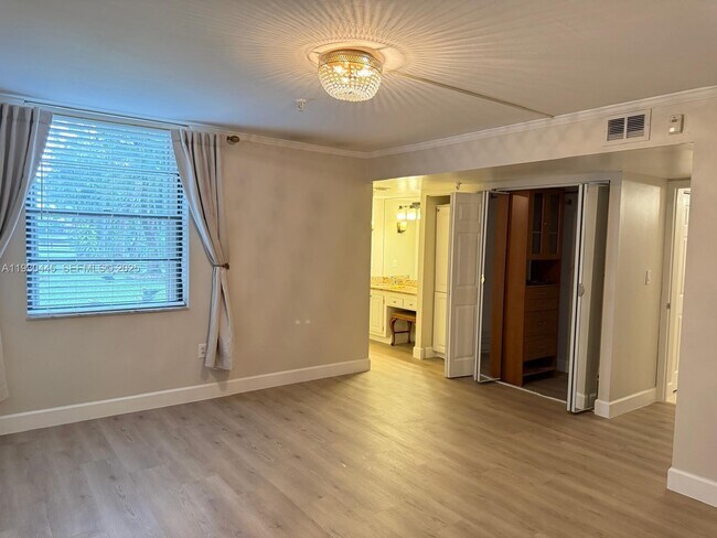 Building Photo - 671 NE 195th St