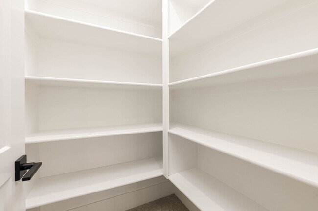 Building Photo - 6 bedroom with RV Garage and Hot Tub