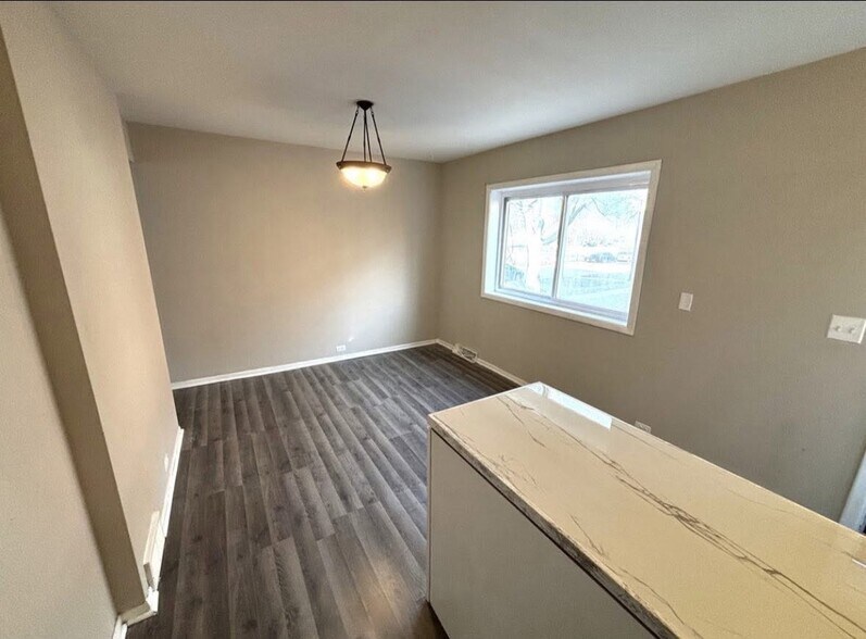 Building Photo - 929 W North Ave