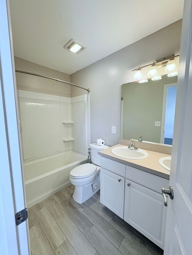 Building Photo - Stunning 2BR 3BA w/ Garage & Central A/C in Westerville!