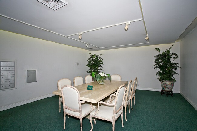 Building Photo - Royal Kuhio 1b1b1parking Fully Furnished i...