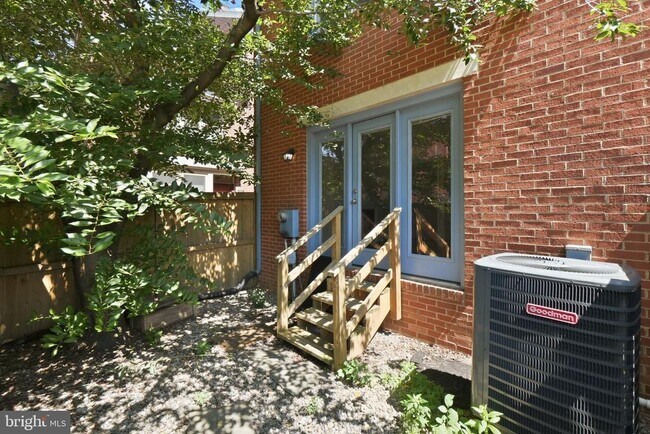 Building Photo - 541 Colecroft Ct