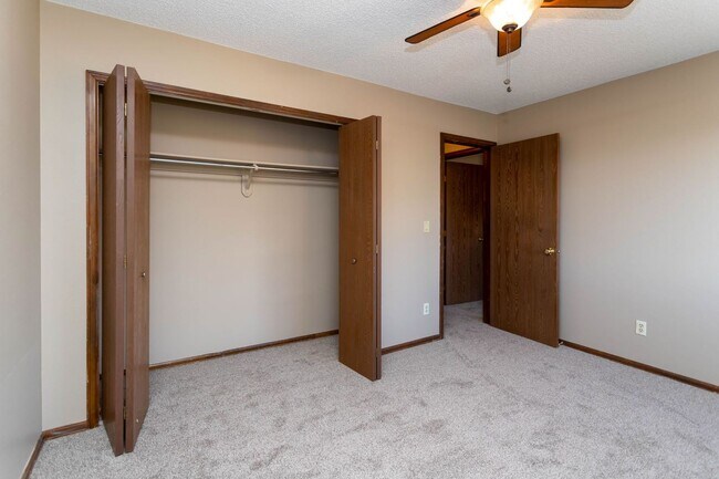 Building Photo - Great Upper Unit Located in Vista Grande Terrace!