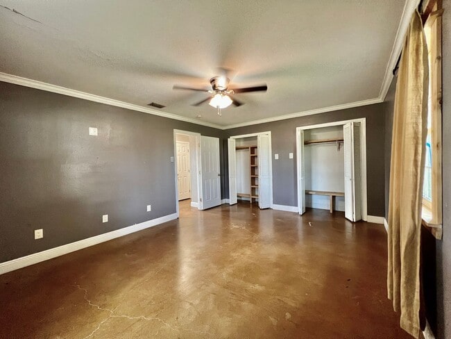 Building Photo - Cute Country Charmer!