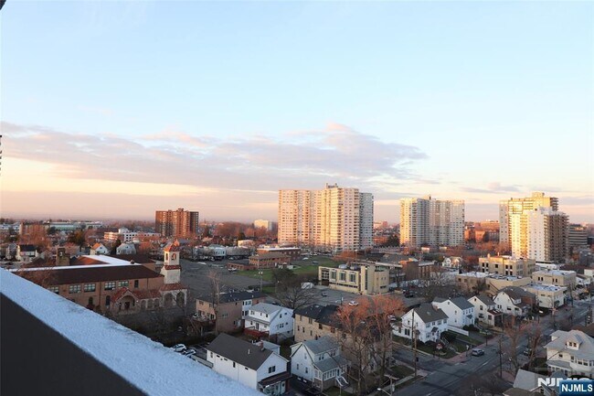 Building Photo - 1600 Center St