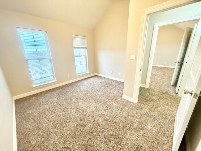 Building Photo - Luxury 3-bed, 2.5-bath!!