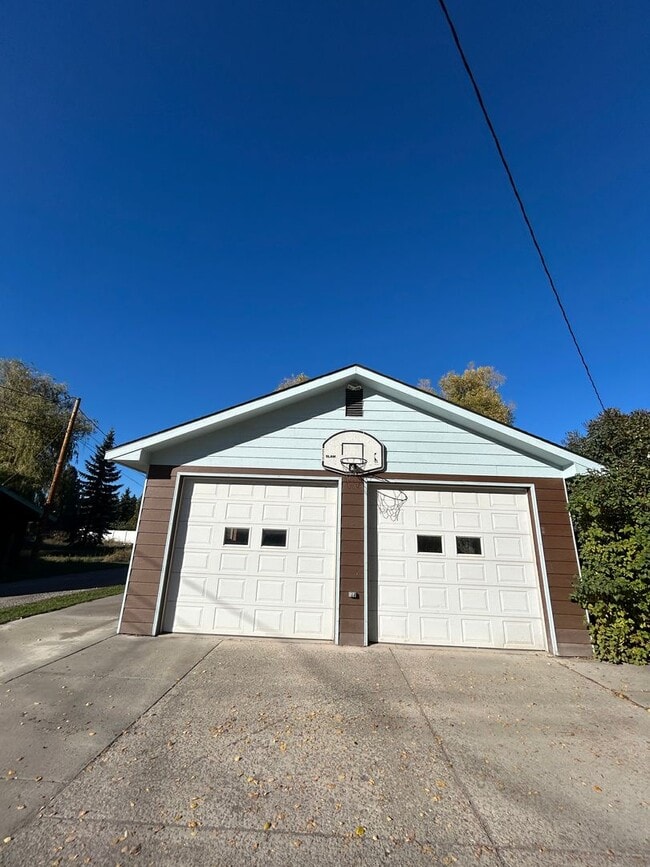 Building Photo - Charming 3 Bedroom Home with Large Heated ...