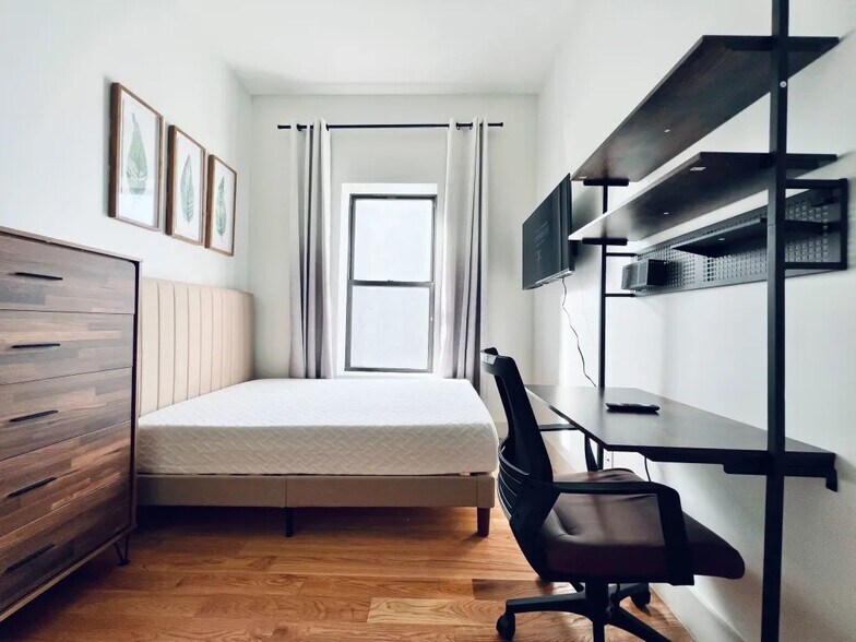 Building Photo - Furnished room/NOT APARTMENT
