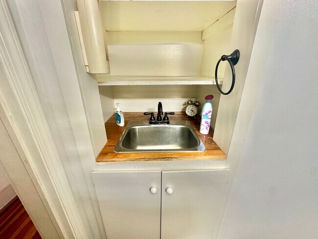 Building Photo - 243 Love St