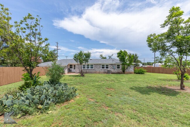 Building Photo - 4 BED, 2 BATH, 2 CAR GARAGE!