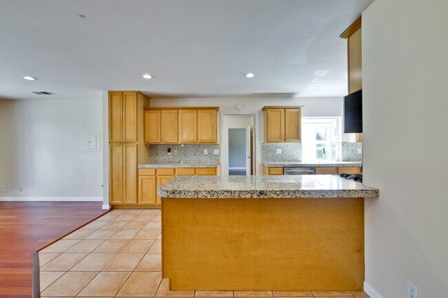 Building Photo - Large single family 4 Bed, 2 1/2 Bath Home...