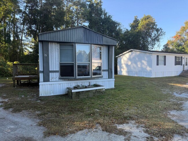 Building Photo - 2 Bedroom 1 Bathroom