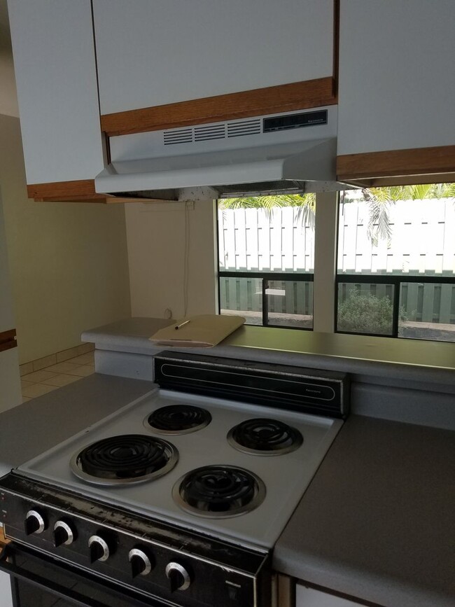 Building Photo - 40 Waiohuli St 5-Plex 1 bedroom 1 bath 1 p...