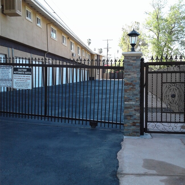 Building Photo - 1001 Pine Ave