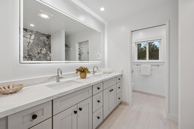 Building Photo - 243 Selby Ln