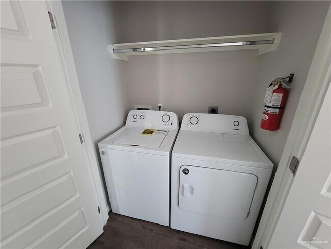 Building Photo - 1404 Alta Vista Dr
