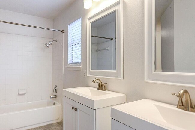 Building Photo - 215 Estate Dr