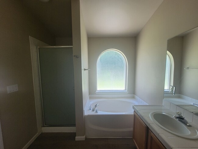 Building Photo - Stylish 3-Bedroom in Prime West Richland L...