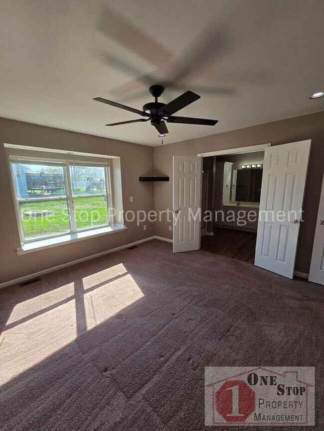 Building Photo - Spacious 3 bedroom/ 2.5 bath with a finished basement!!