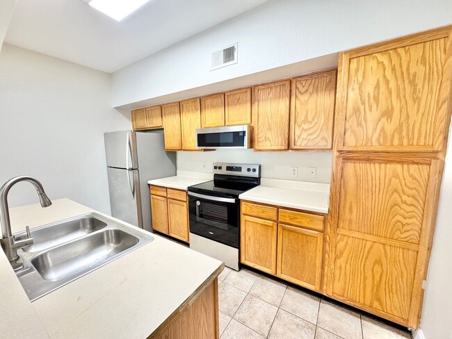 Building Photo - ** FAIRWAY PRESERVE ** 3 BED / 2 BATH COND...