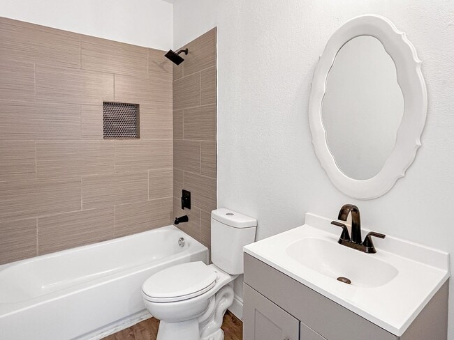 Building Photo - Newly Renovated 2-Bedroom Duplex Near Downtown!