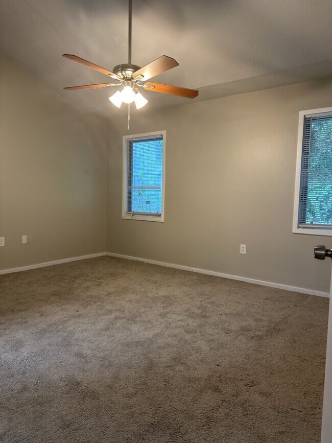 Building Photo - $1,600 - Beautiful 3 Bedroom 2 Bathroom Home Now Available!