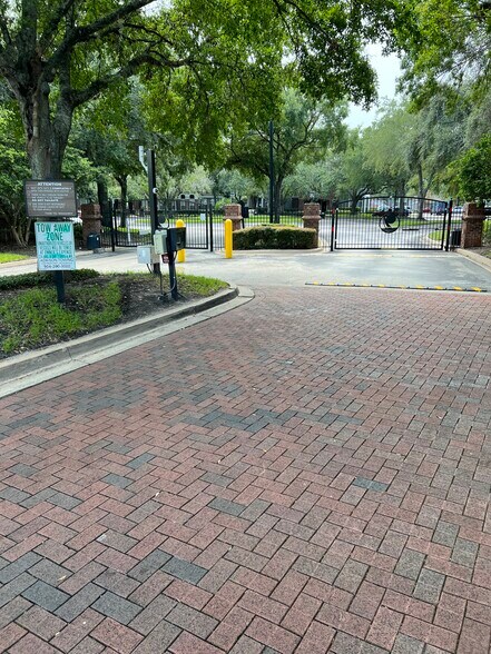 Building Photo - 10000 Gate Pky N