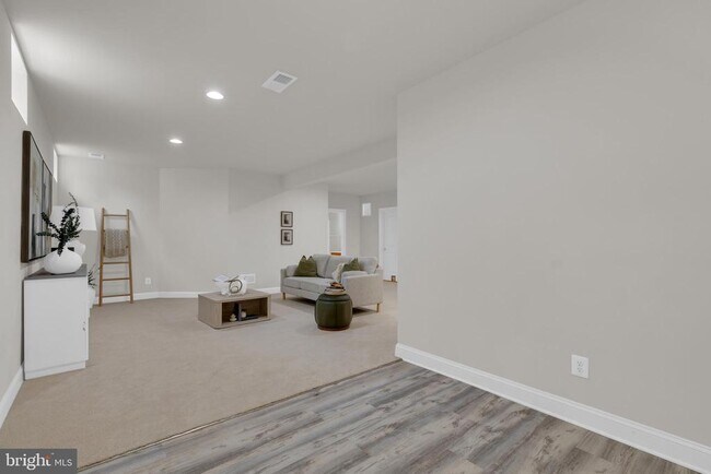 Building Photo - 42706 Chisholm Dr