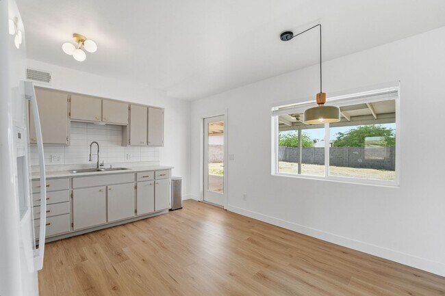 Building Photo - Discover this beautifully renovated 3-bedroom, 2-bath home in Mesa, AZ!