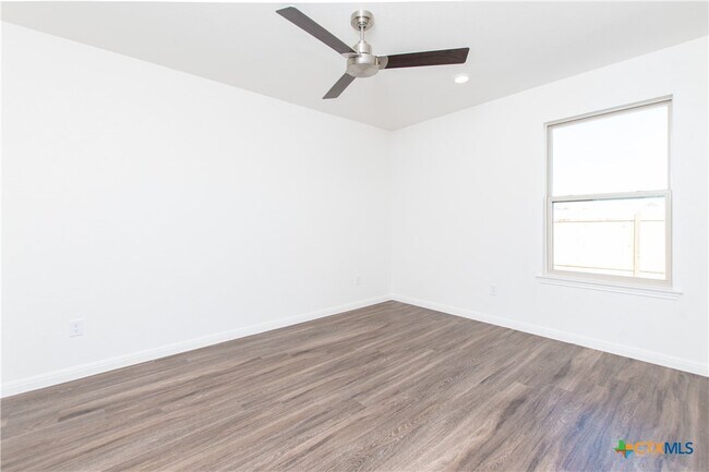 Building Photo - 5901 Betty Lou Dr