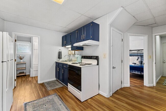 Building Photo - 2020 E 6th St