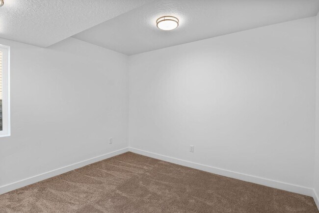 Building Photo - 2464 N Fernleaf Dr - 2646 Fern Leaf (Basement