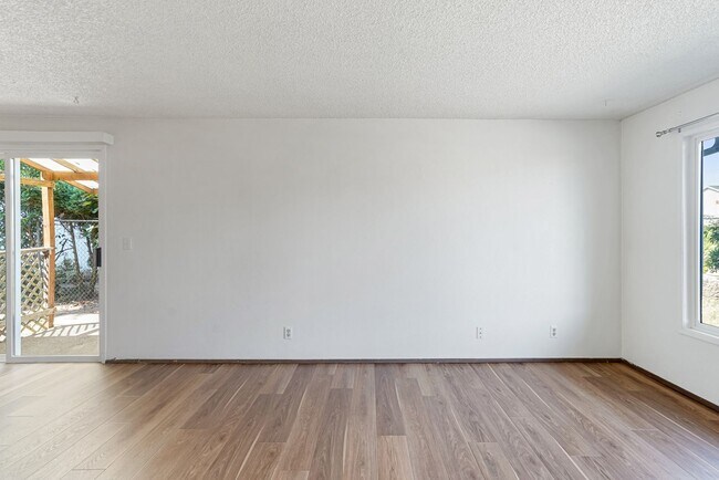 Building Photo - State Duplex - VPM482830S-6