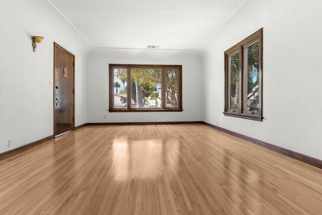 Building Photo - Wood Street Charmer - 3 Bed / 2 bath (Front House)