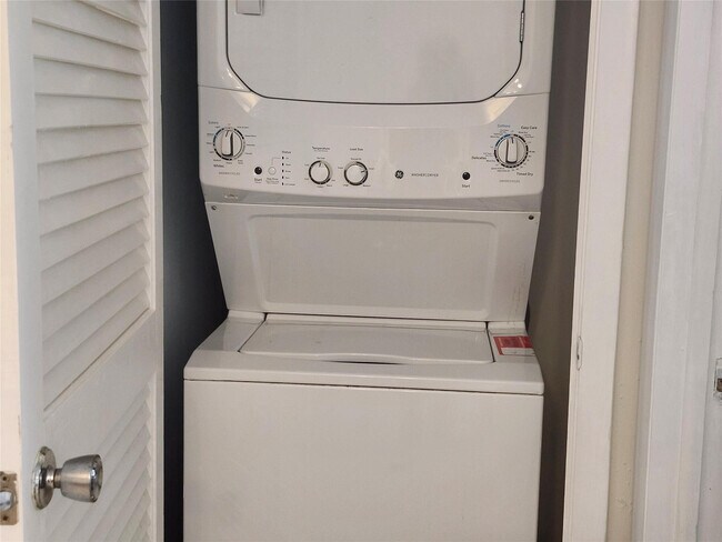 Building Photo - 8777 Warwick Dr