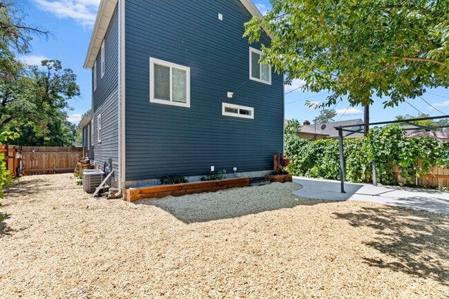 Building Photo - 235 Browning Ave